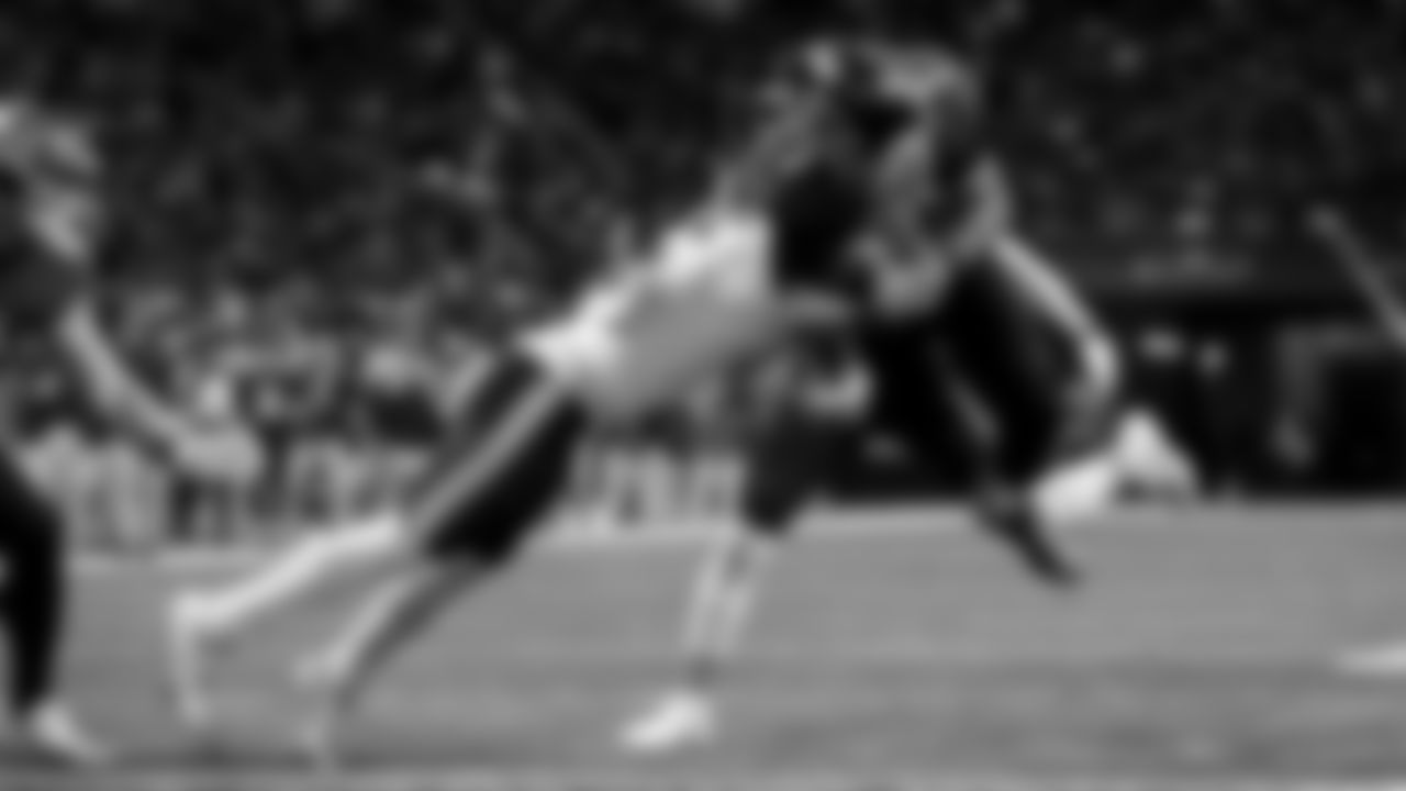 Atlanta Falcons quarterback Marcus Mariota #1 rushes for a touchdown during the second half against the Chicago Bears at Mercedes-Benz Stadium in Atlanta, Georgia on Sunday, November 20, 2022. (Photo by Shanna Lockwood/Atlanta Falcons)