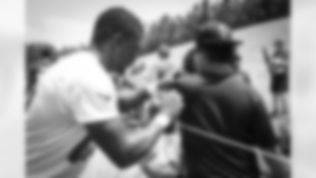 SS Keanu Neal signs a fans shirt