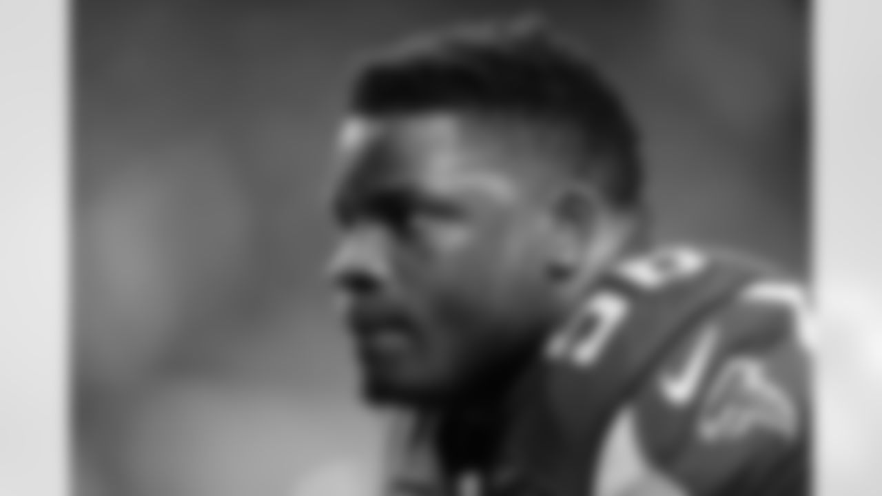 LB Sean Weatherspoon stays focused before the game