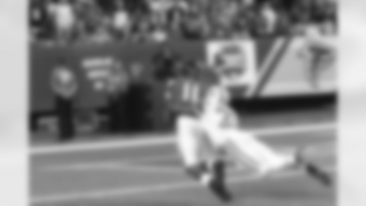 WR Julio Jones tries to get into the end zone