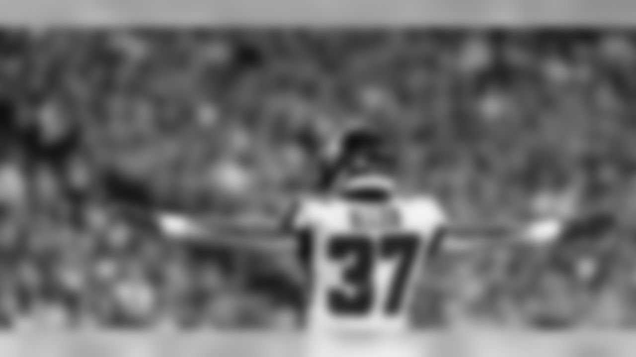 Atlanta Falcons free safety Ricardo Allen #37 gestures during the game against the Indianapolis Colts at Lucas Oil Stadium in Indianapolis, Indiana, on Sunday September 22, 2019. (Photo by Lauren Bacho/Atlanta Falcons)