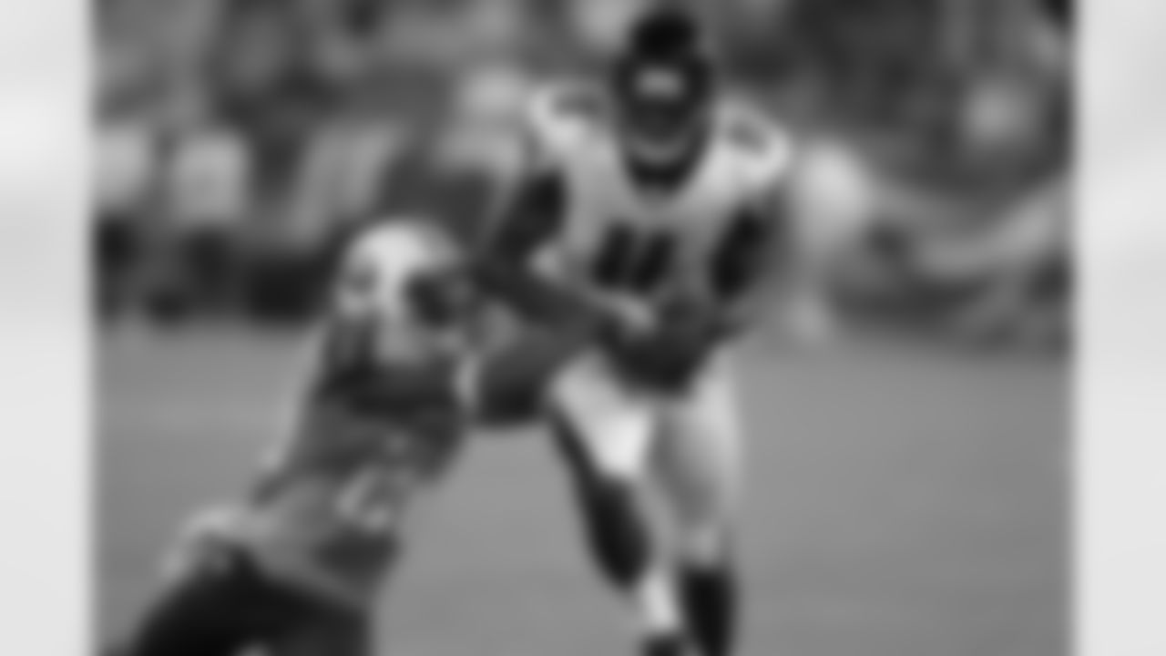 WR Julio Jones catches the ball and works to shake Titans DB Alterraun Verner
