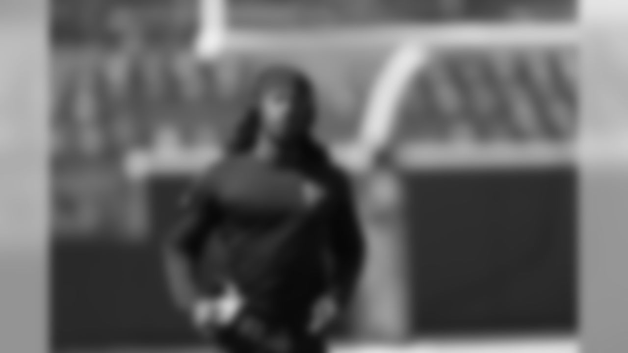 WR Roddy White warms up.