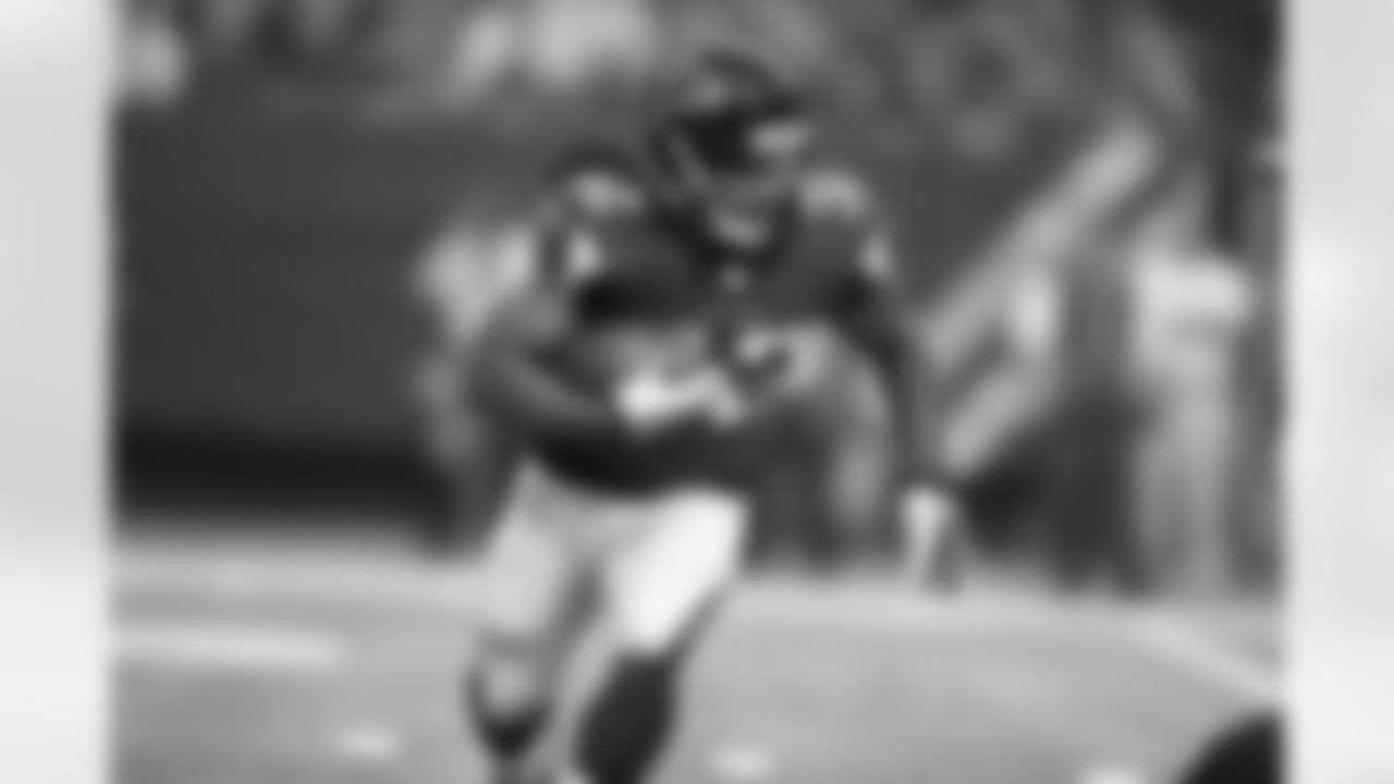RB Jacquizz Rodgers looks for a hole downfield
