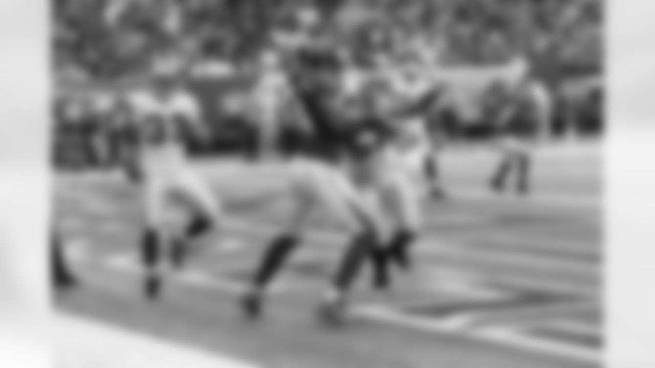 WR Roddy White makes a touchdown catch in the first half to give the Falcons the lead