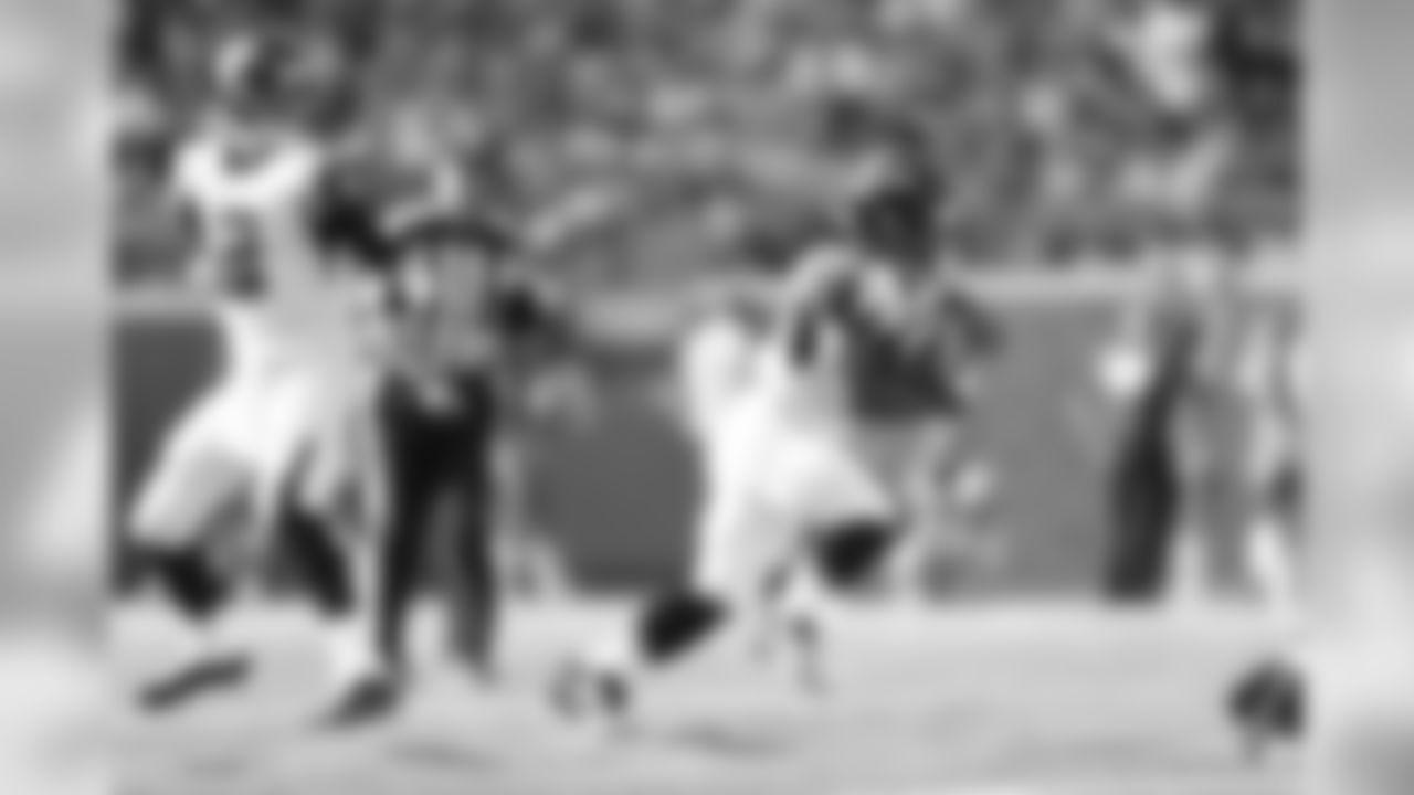 QB Matt Ryan hands off the ball to RB Jacquizz Rodgers