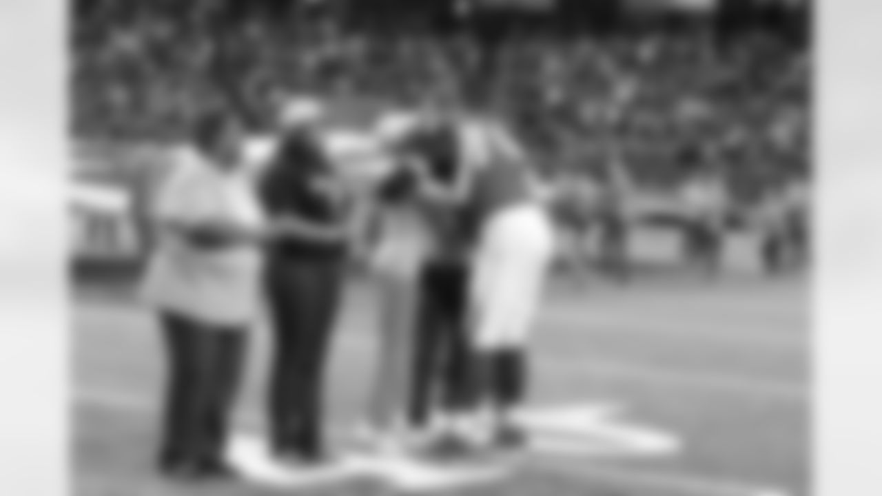 Tackle Tyson Clabo hugs a breast cancer survivor pre-game