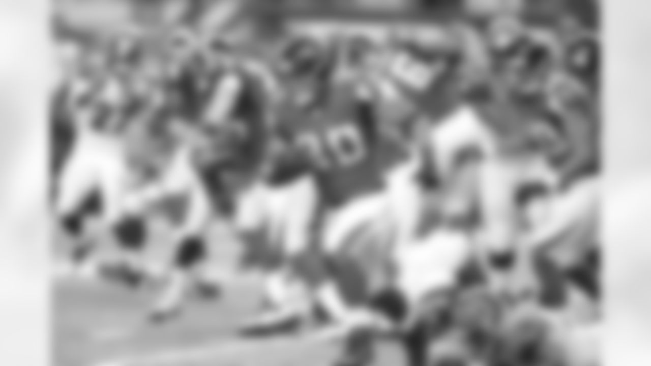 TE Levine Toilolo gets free to advance the ball