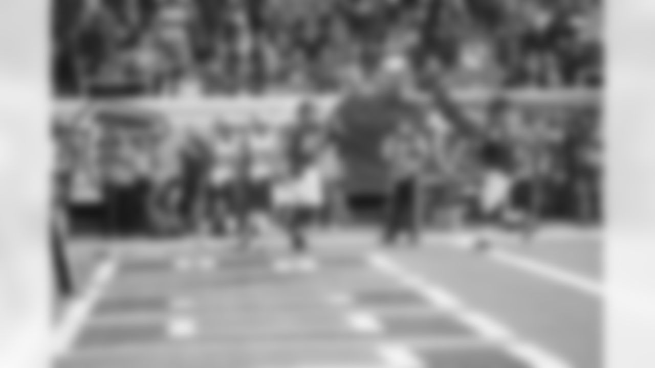 TE Tony Gonzalez scores for the Falcons