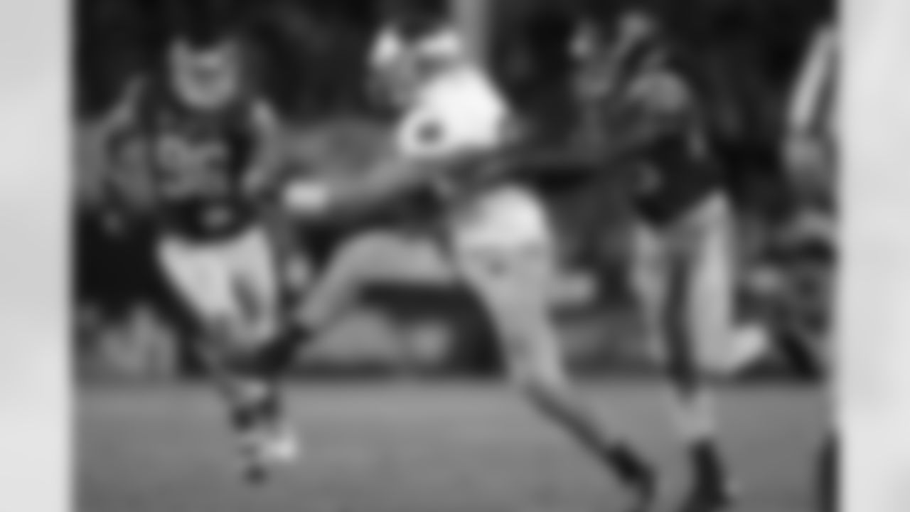 As a redshirt junior at Notre Dame in 2012, Eifert won the Mackey Award as the nation's top tight end while catching 50 passes for 685 yards and four touchdowns.