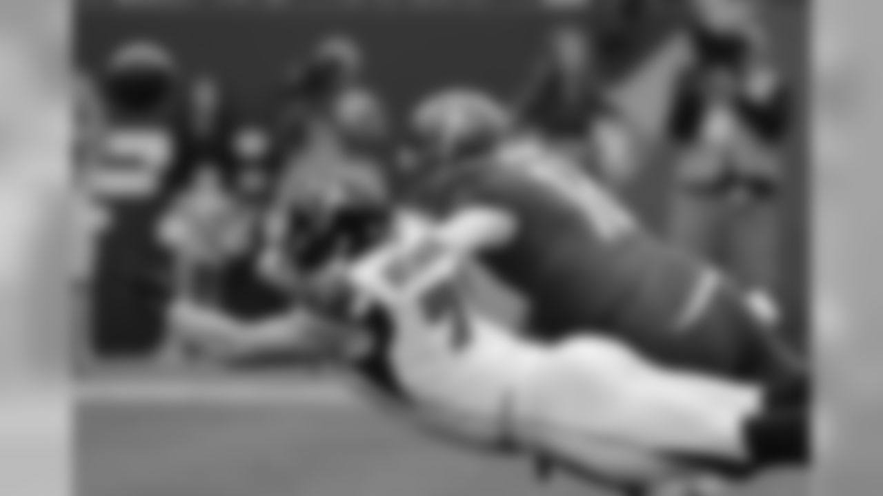 DE Kroy Biermann puts pressure on Buccaneers QB Josh McCown