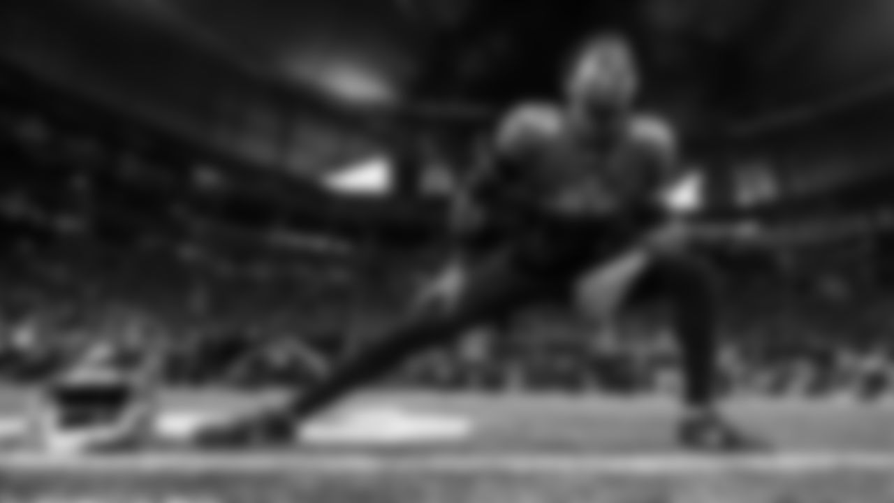 Atlanta Falcons cornerback Dee Alford #37 warms up before the game against the Chicago Bears at Mercedes-Benz Stadium in Atlanta, Georgia on Sunday, November 20, 2022. (Photo by Mitchell Martin/Atlanta Falcons)