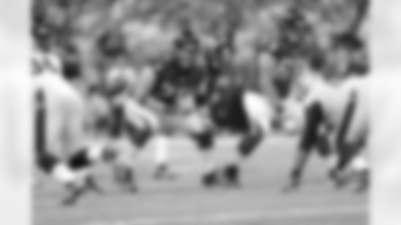 G Garrett Reynolds looks to protect QB Matt Ryan afte C Peter Konz snaps the ball