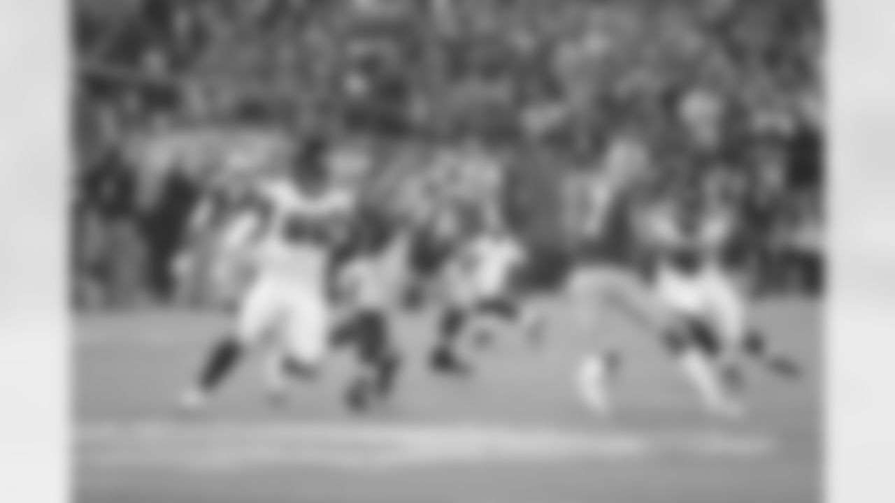 DT Jonathan Babineaux and DE Jonathan Massaquoi keep their eyes on 49ers QB Colin Kaepernick