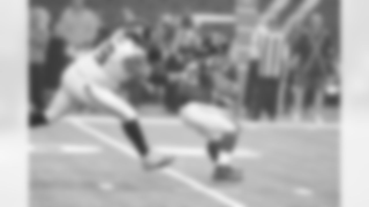 RB Jacquizz Rodgers is breaking tackles