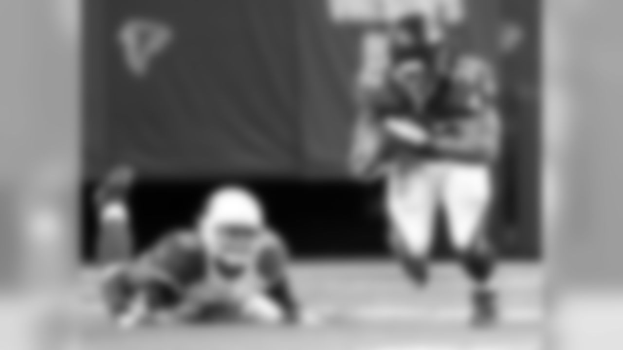 RB Jacquizz Rodgers runs the ball past Cardinals LB Kevin Minter.