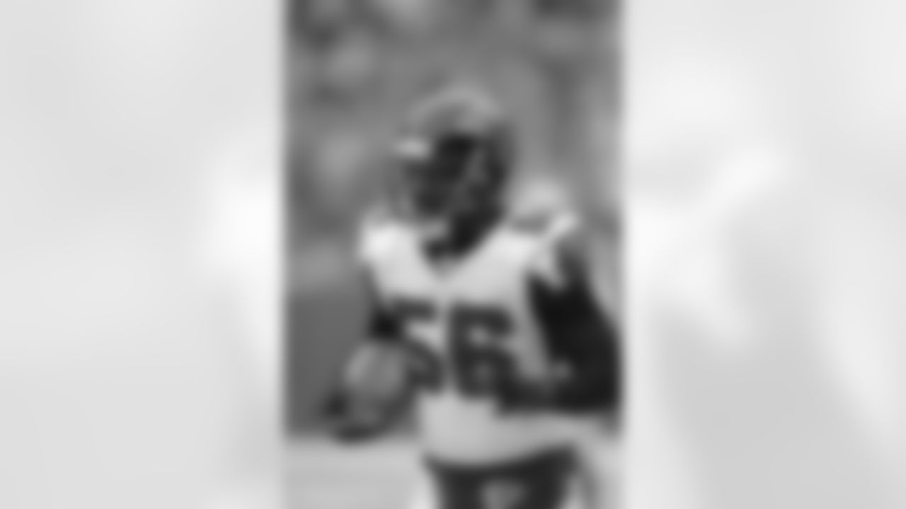 LB Sean Weatherspoon carries an icy football