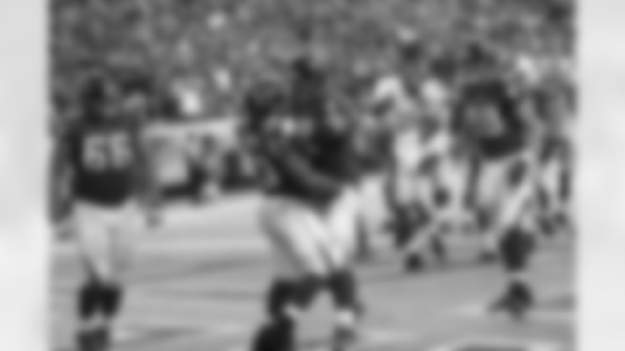 Offense celebrates after RB Michael Turner's touchdown