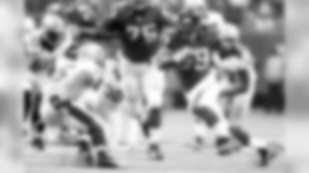 RB Steven Jackson runs the ball during the first half of play.