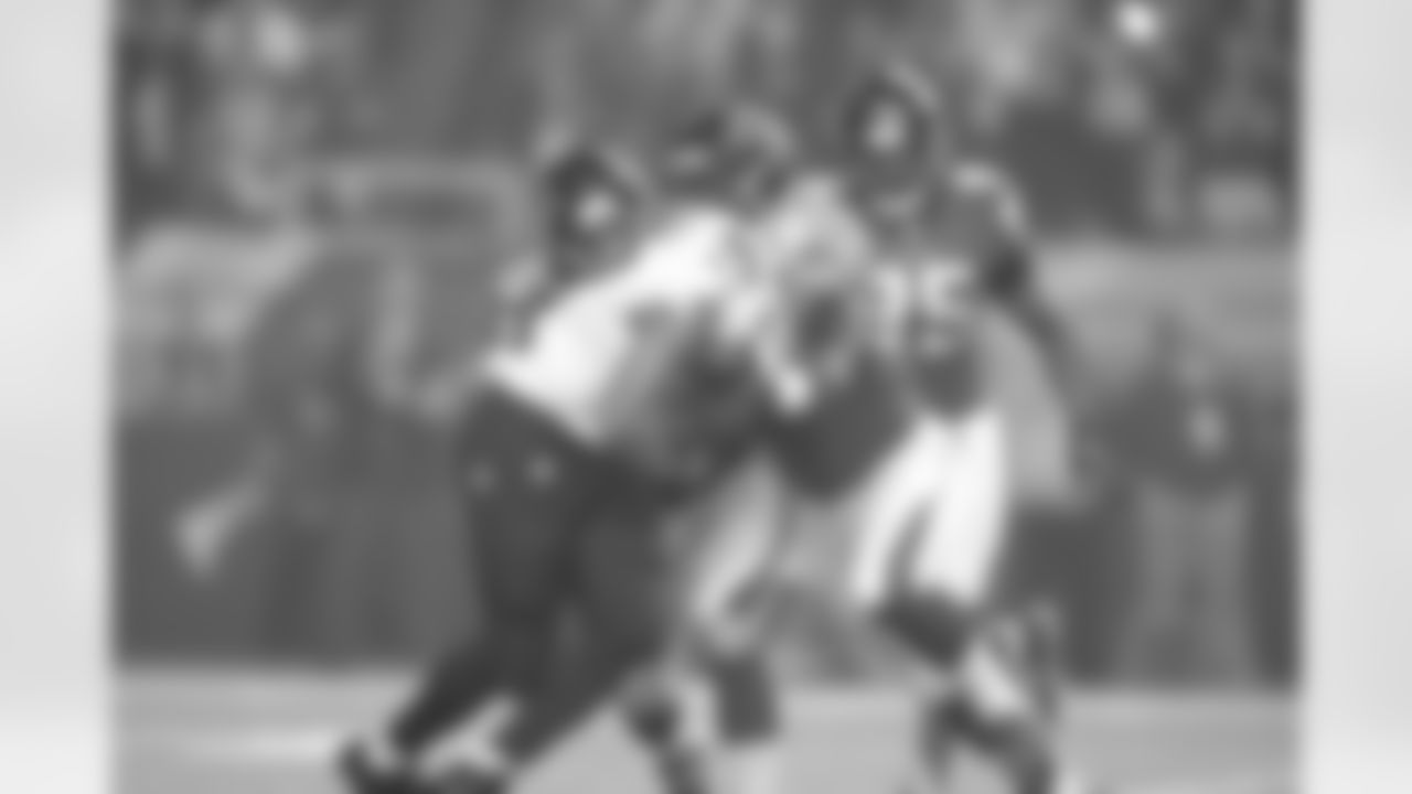 The Falcons defense wraps up Saints RB Pierre Thomas