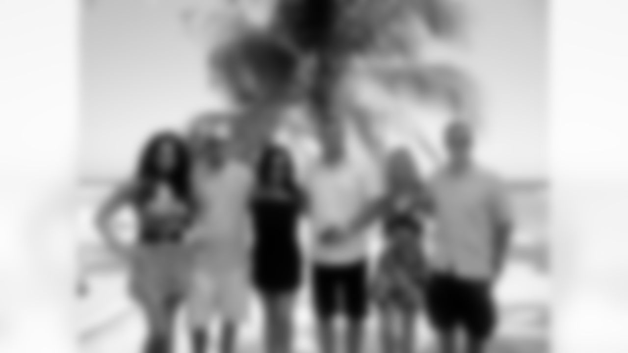 The ladies pose with airmen in Curacao // 6/9-12/11 // Curacao -