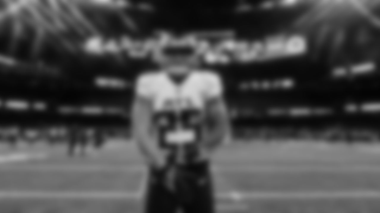 Atlanta Falcons running back Tyler Allgeier #25 warms up before the game against the New Orleans Saints at Caesars Superdome in New Orleans, Louisiana on Sunday, December 18, 2022. (Photo by Brandon Magnus/Atlanta Falcons)