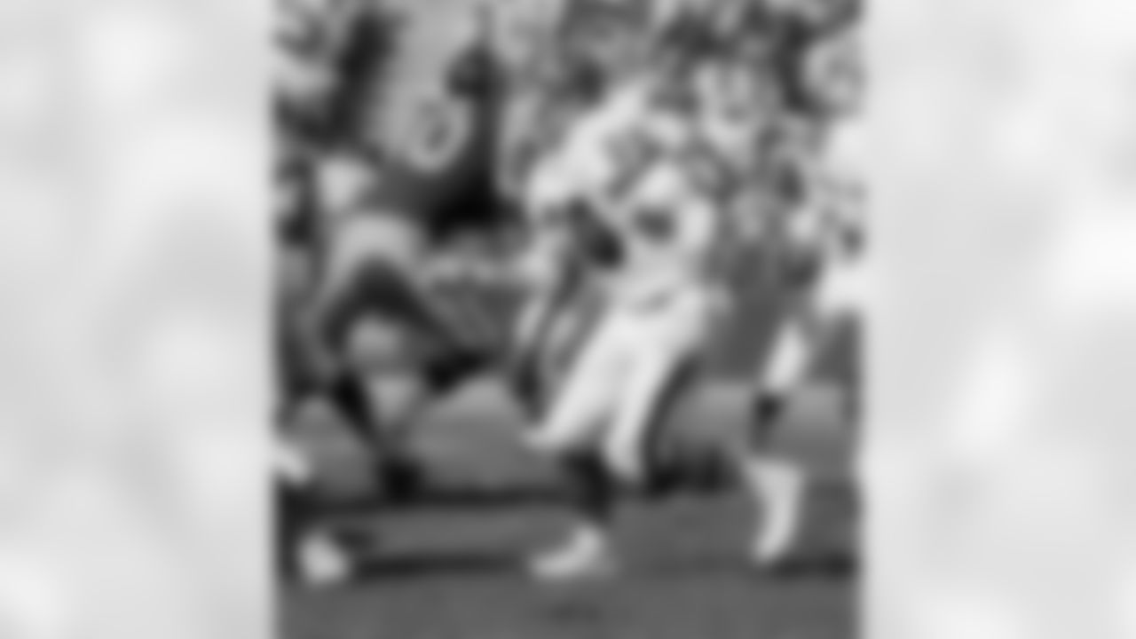 LB Tommy NObis on December 4, 1976 in a game against the Rams