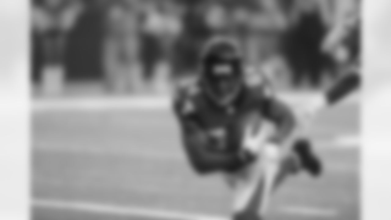 WR Roddy White makes the catch for a touchdown