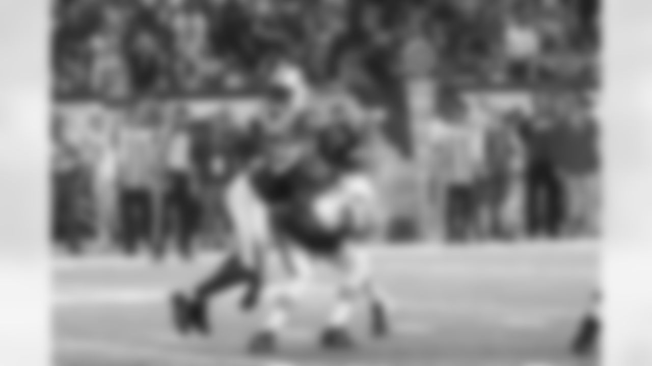 DE Osi Umenyiora sacks Jets QB Geno Smith