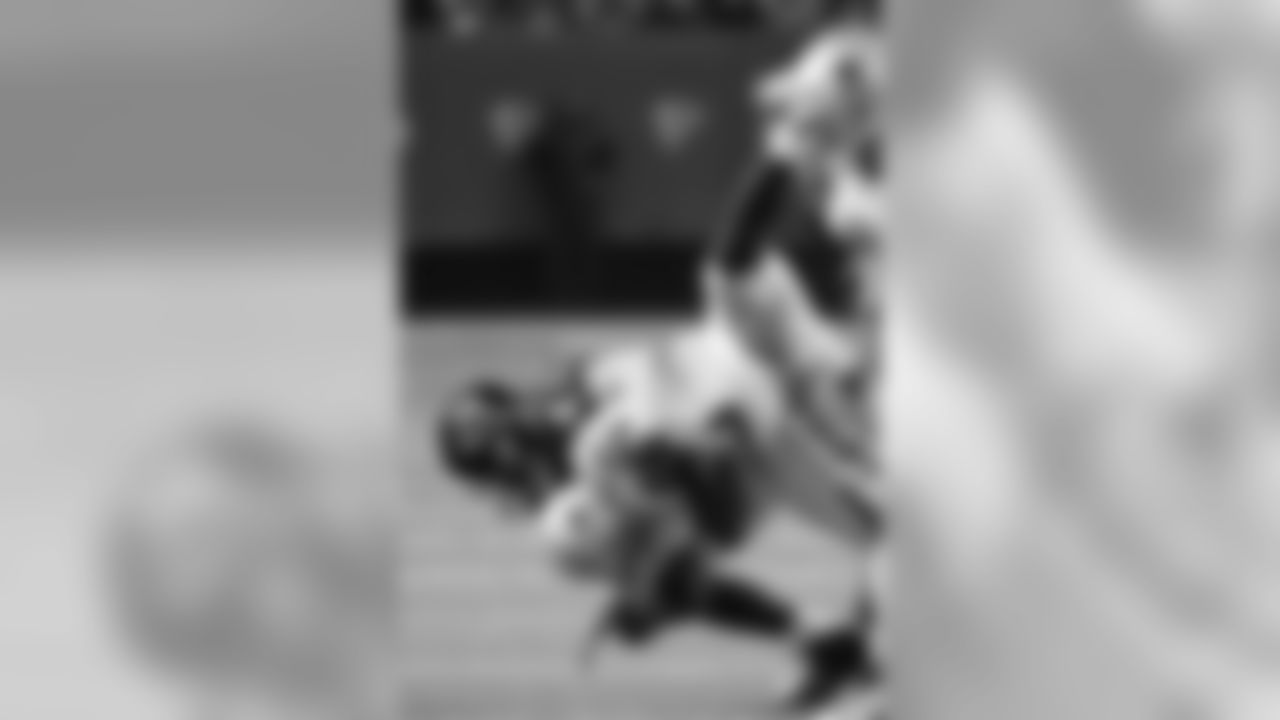 DE Kroy Biermann tackles Cowboys RB Lance Dunbar