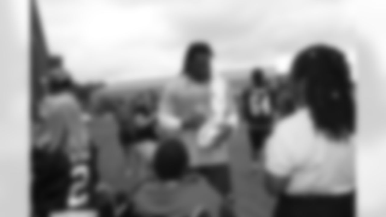 RB Steven Jackson signing autographs for fans