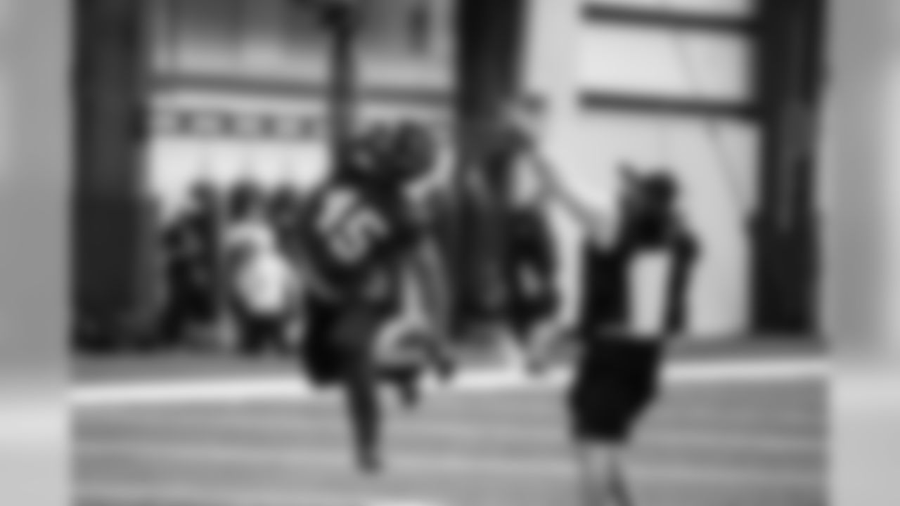 LB Deion Jones