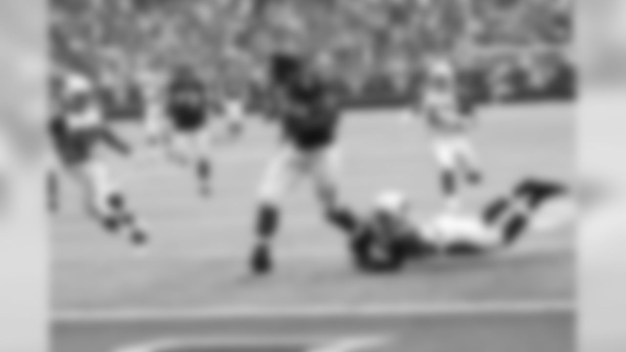Jason Snelling manages to get past defenders before finding the endzone // Falcons vs. Cardinals // 9/19/10 - Georgia Dome