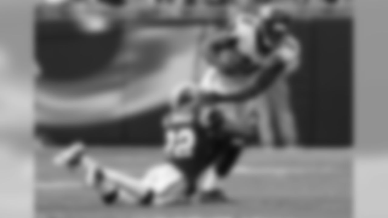 WR Julio Jones tries to get away from a Panthers defender