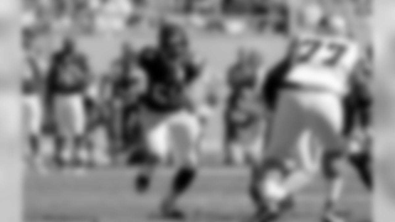 Watch for battles on the line. On the defensive line for the Chicago Bears is DE Jared Allen, a veteran of 11 years. Going up against the veteran on the line will be T Jake Matthews, the Atlanta Falcons rookie stand-out and first round draft pick.