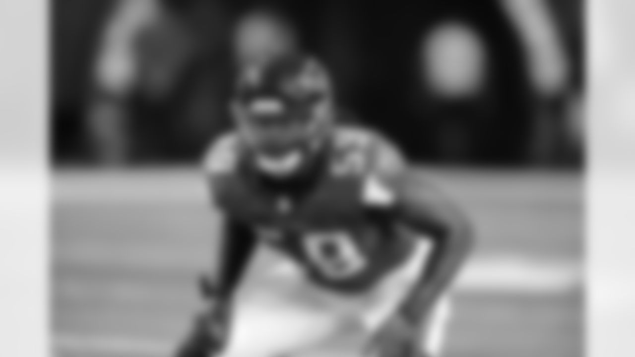 Vote for OLB De'Vondre Campbell