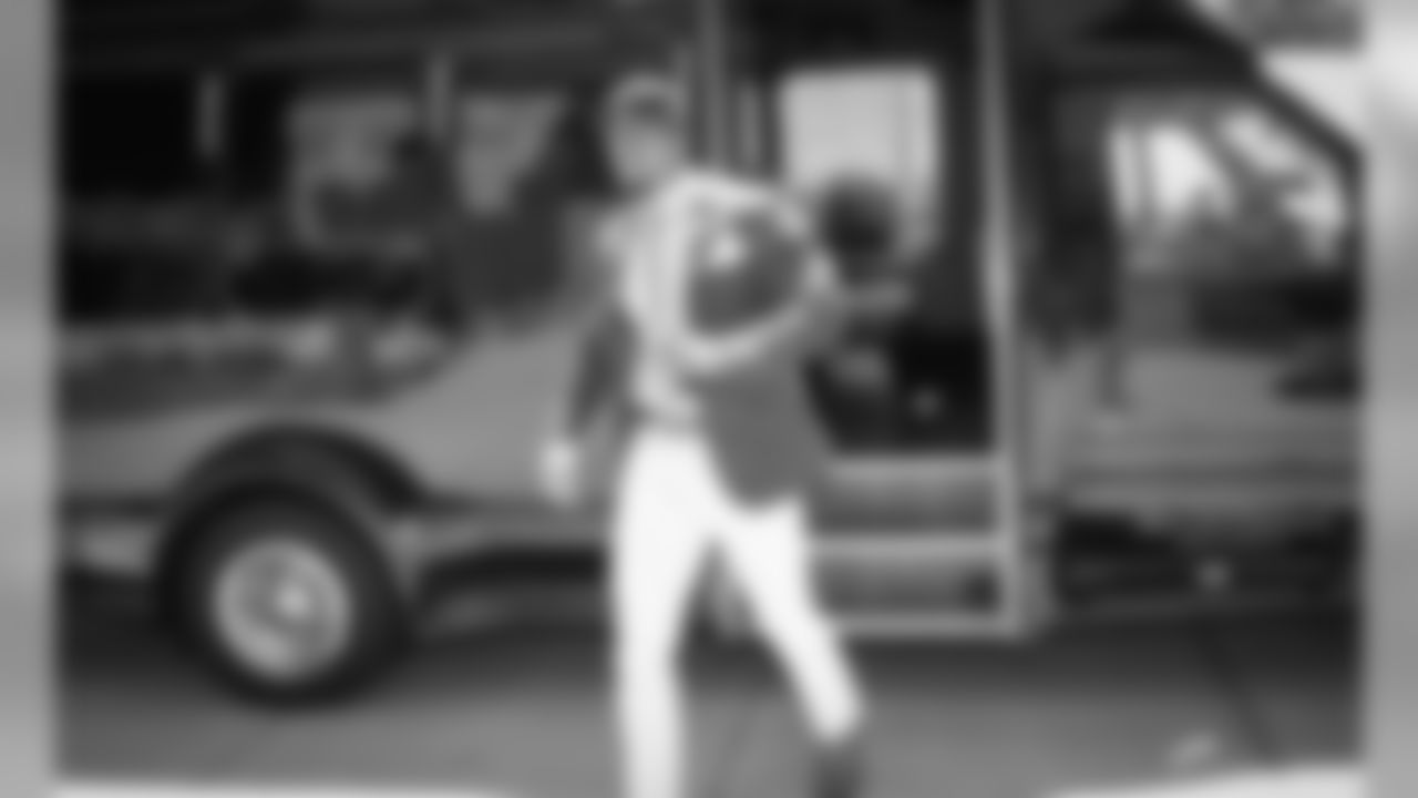 DE Vic Beasley arrives at Falcons HQ