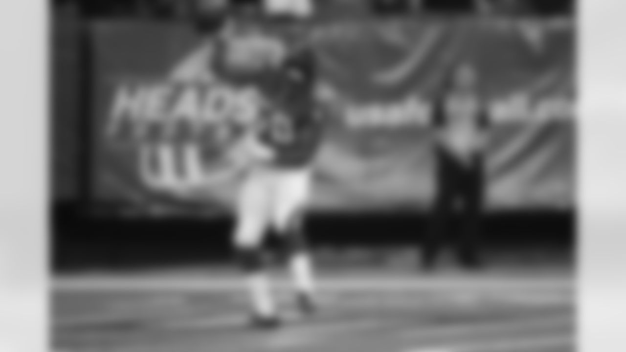 DE Osi Umenyiora celebrating his touchdown in the end zone