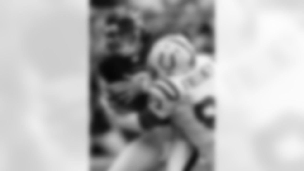 Dwight Freeney vs. David Carr.