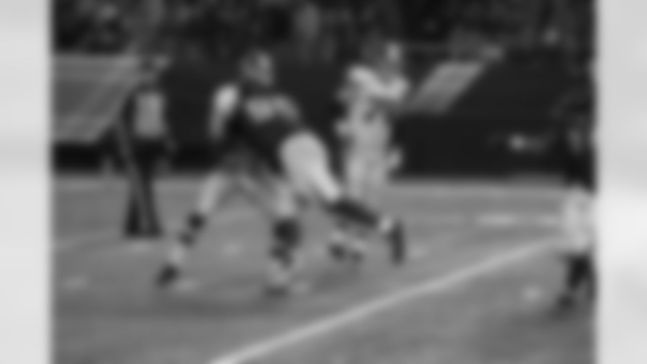 DT Jonathan Babineaux puts pressure on Redskins QB Kirk Cousins