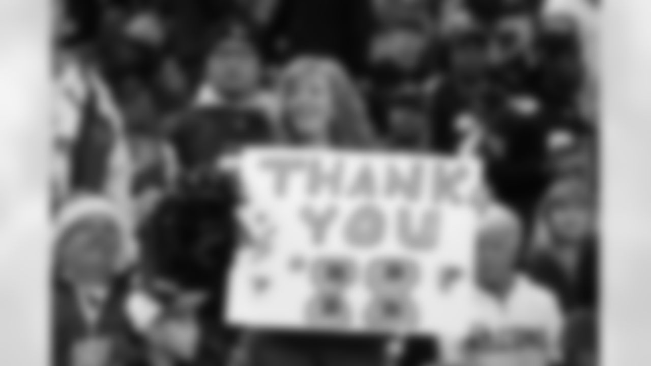 Fans celebrate the career of TE Tony Gonzalez