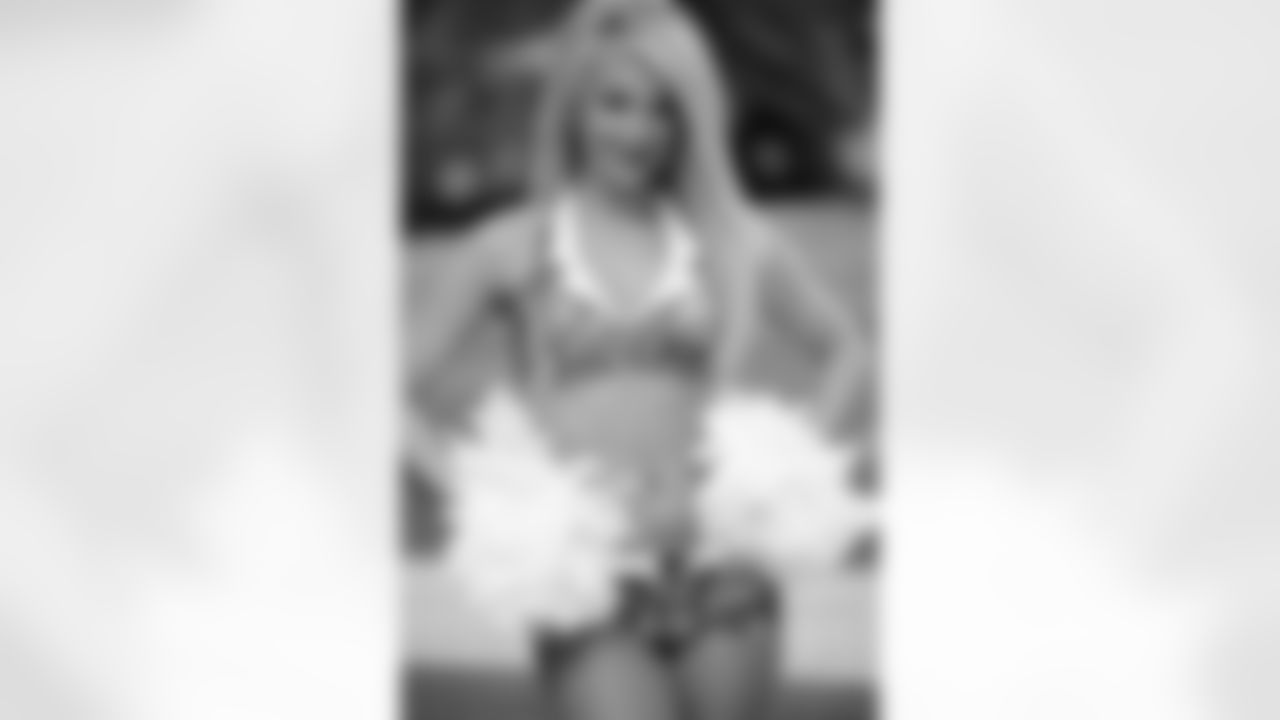 Atlanta Falcons Cheerleader Jonna B.