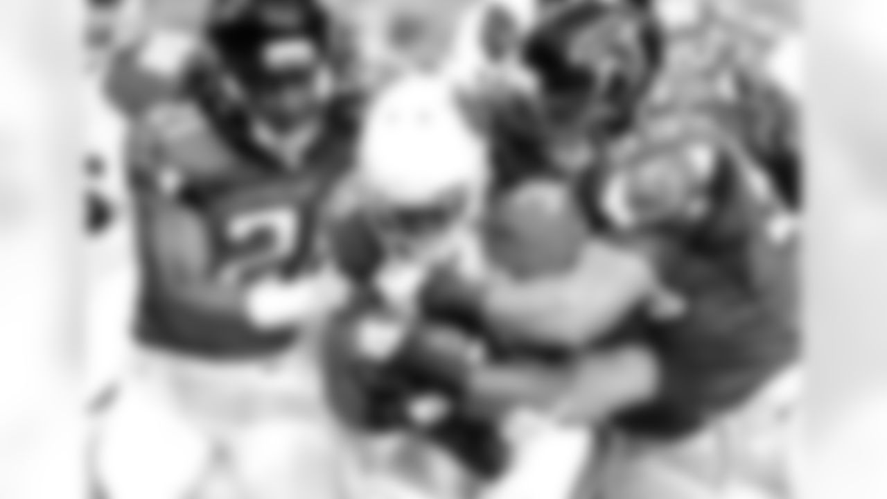 CB Desmond Trufant and LB Paul Worrilow tackle Cardinals RB Andre Ellington