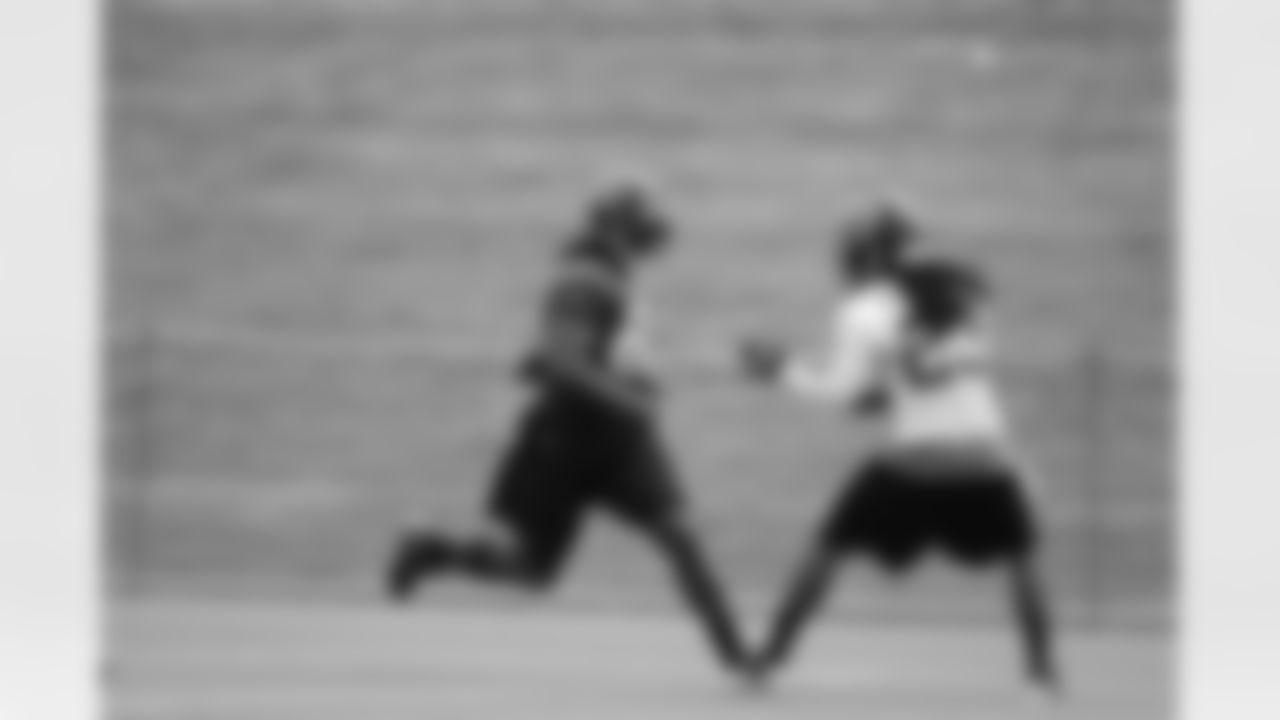 Roddy White takes on cornerback Dunta Robinson // 2011 Russell Athletic Training Camp - Day 2 // July 30, 2011 // Flowery Branch, Ga. —