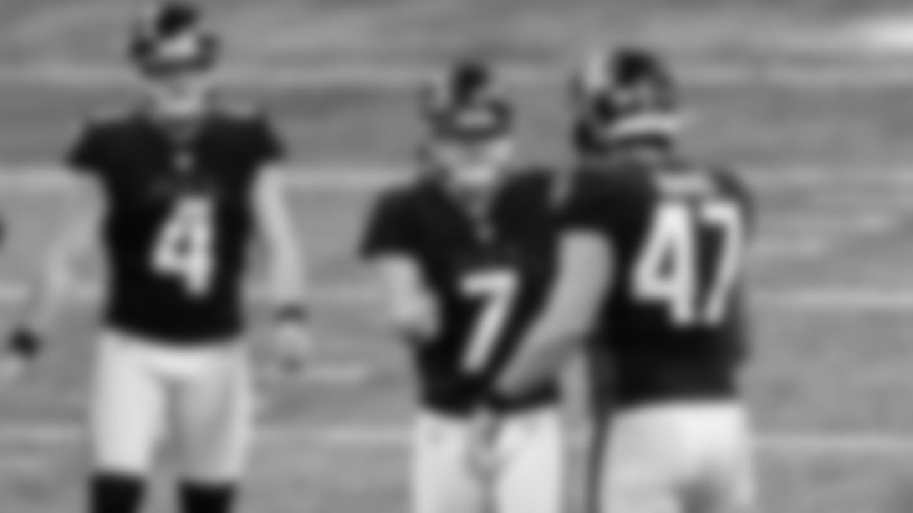 Atlanta Falcons kicker Younghoe Koo #7 high-fives long snapper Josh Harris #47 against the Tampa Bay Buccaneers on December 20, 2020.