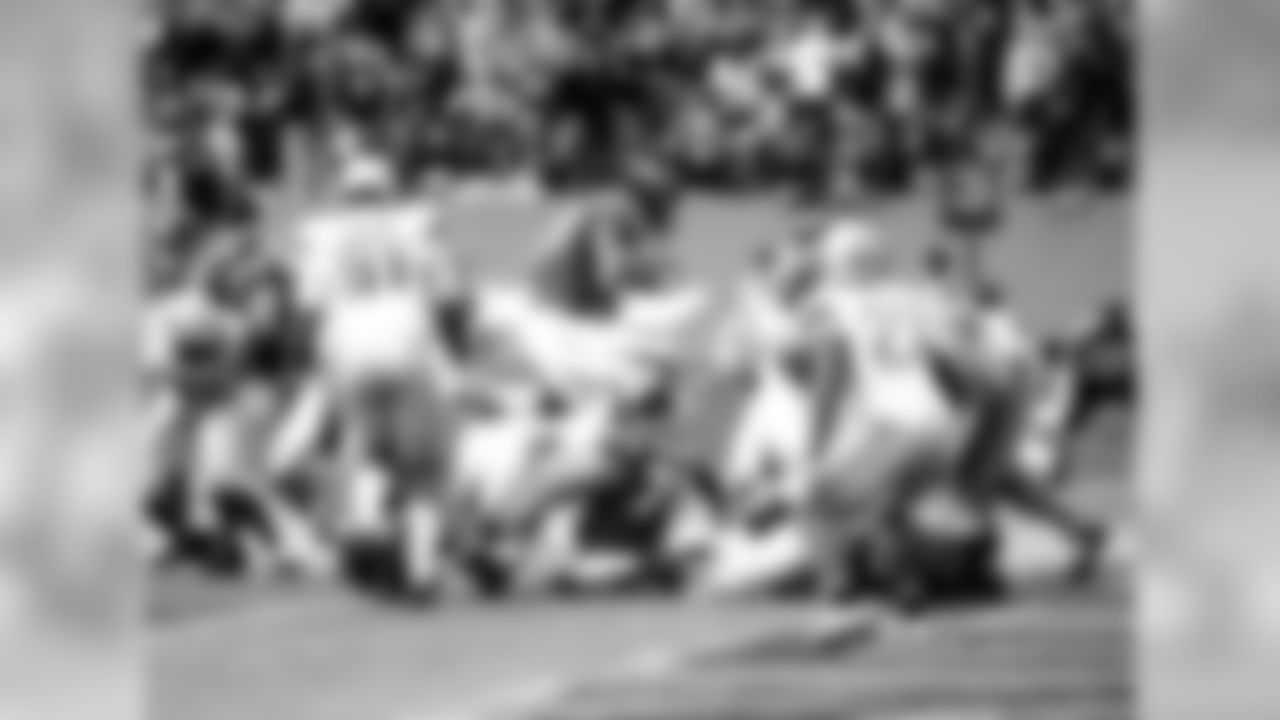 RB Steven Jackson jumps into the end zone for a touchdown