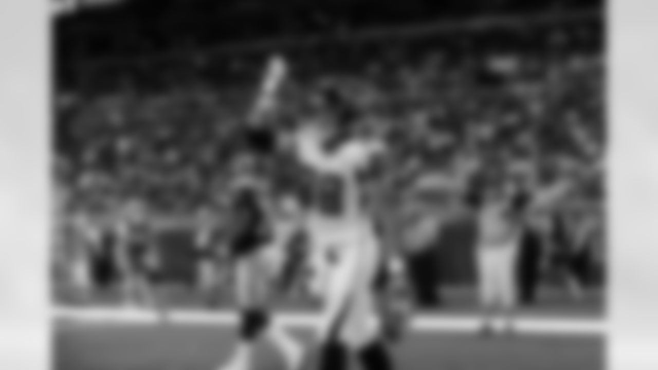 Gonzalez became the seventh player and first tight end in league history to tally 1,000 career receptions after hauling in two passes at Pittsburgh (9/12/10)