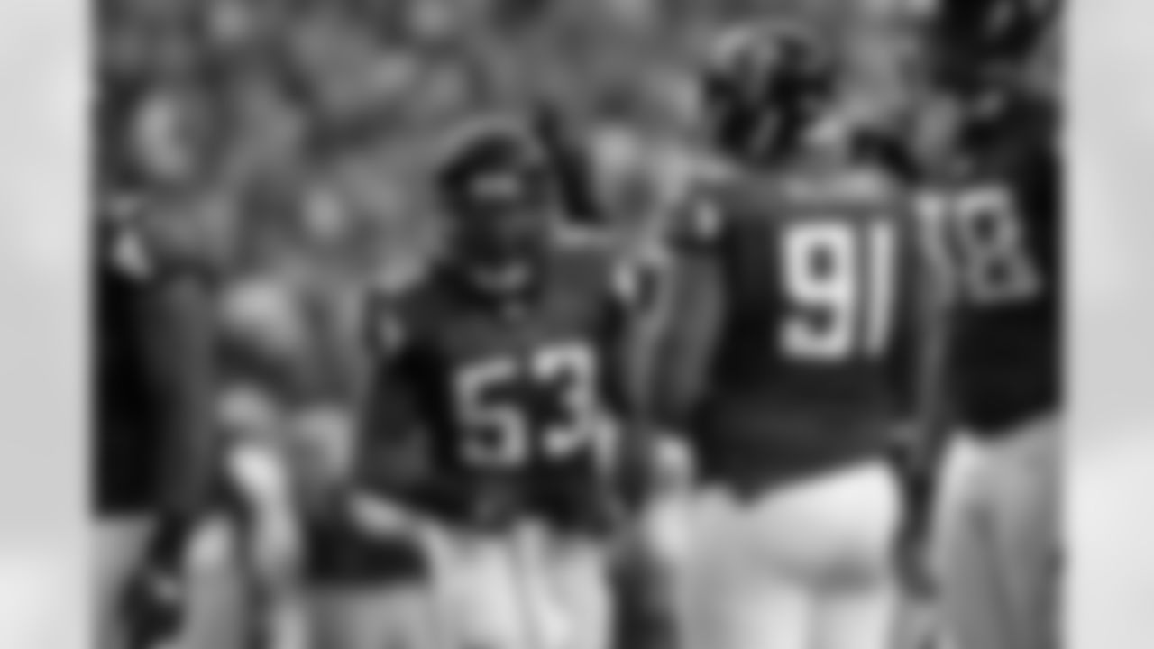 LB Mike Peterson fires up his teammates // Falcons vs Buccaneers // 11/7/10 - Georgia Dome