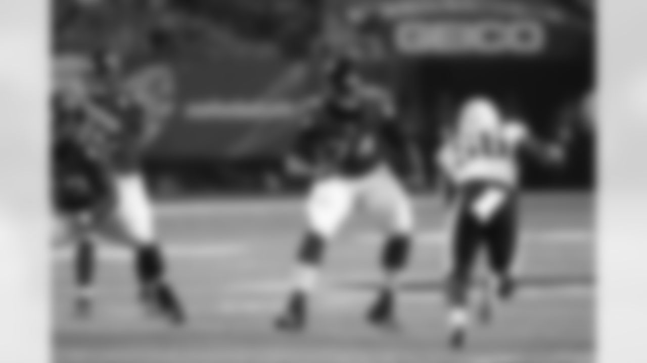 T Terren Jones blocks Titans' LB Akeem Ayers.
