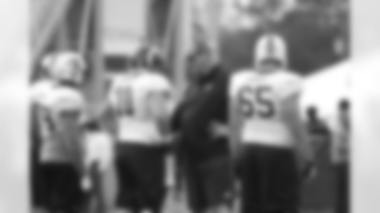 New offensive line coach Mike Tice works with the North team offensive linemen.
